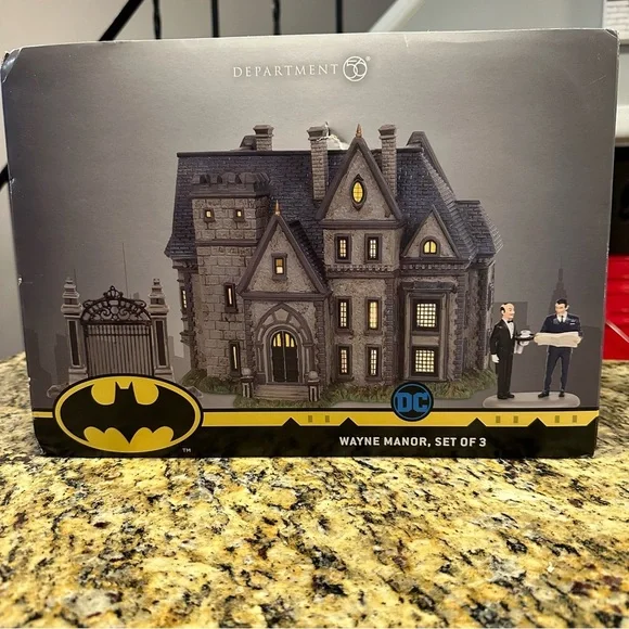 DC Comics Village Batman Wayne Manor Bruce and Alfred Department 56 - Picture 1 of 13